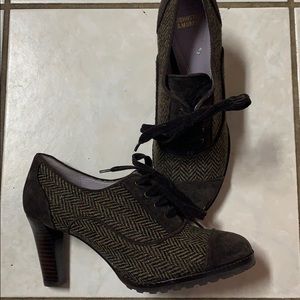 Johnston & Murphy velvet laced heels